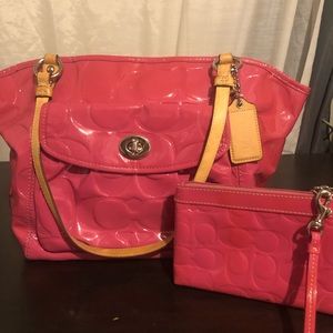 Coach patent leather shoulderbag with wristlet